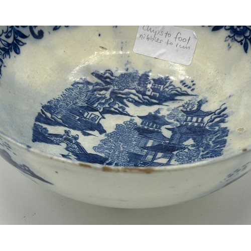 302 - A group of early 19th century blue and white transfer-printed bowls, c. 1800-20. To include: Convers... 