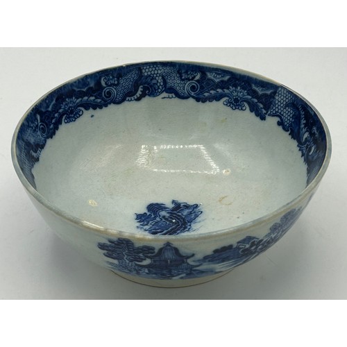 302 - A group of early 19th century blue and white transfer-printed bowls, c. 1800-20. To include: Convers... 