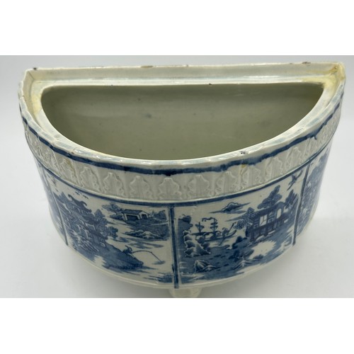 308 - An early 19th century blue and white transfer printed footed bough pot and cover, c. 1800. 23 cm wid... 