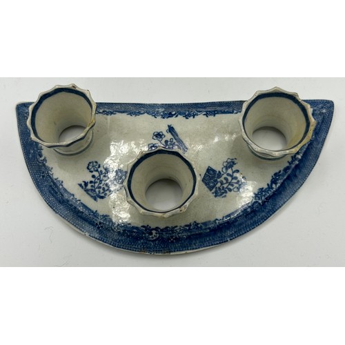 308 - An early 19th century blue and white transfer printed footed bough pot and cover, c. 1800. 23 cm wid... 