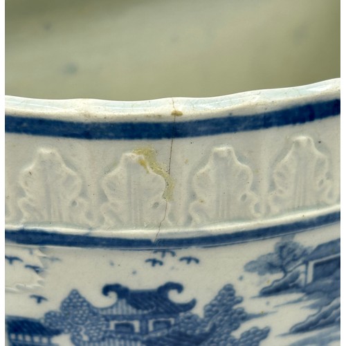 308 - An early 19th century blue and white transfer printed footed bough pot and cover, c. 1800. 23 cm wid... 