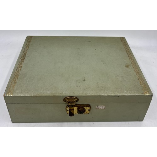 519 - Victorian jet, French jet and other jewellery contained within a jewellery box.