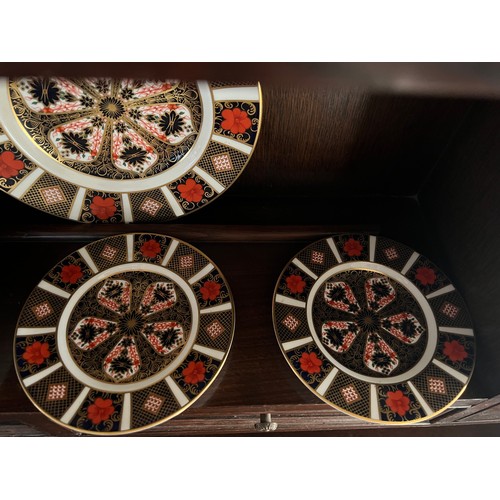 443 - Royal Crown Derby plates and a dish. 1 x 27cm d, 3 x 21.5cm d, 2 x 15.5cm d, dish 11cm d. (7)