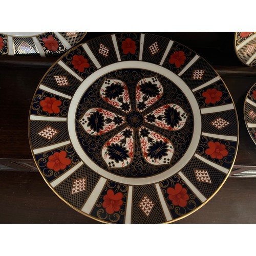 443 - Royal Crown Derby plates and a dish. 1 x 27cm d, 3 x 21.5cm d, 2 x 15.5cm d, dish 11cm d. (7)