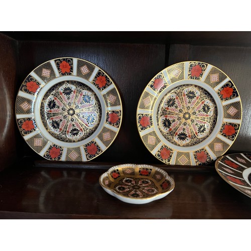 443 - Royal Crown Derby plates and a dish. 1 x 27cm d, 3 x 21.5cm d, 2 x 15.5cm d, dish 11cm d. (7)