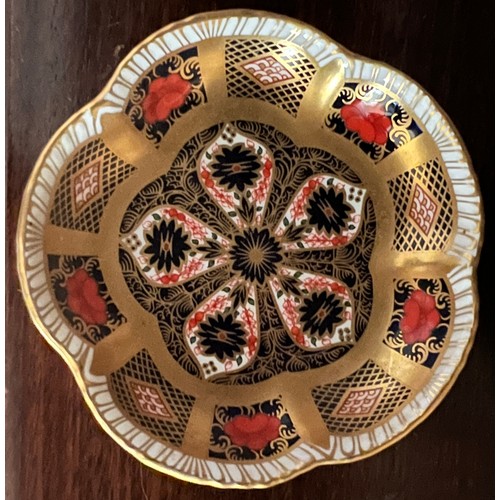 443 - Royal Crown Derby plates and a dish. 1 x 27cm d, 3 x 21.5cm d, 2 x 15.5cm d, dish 11cm d. (7)