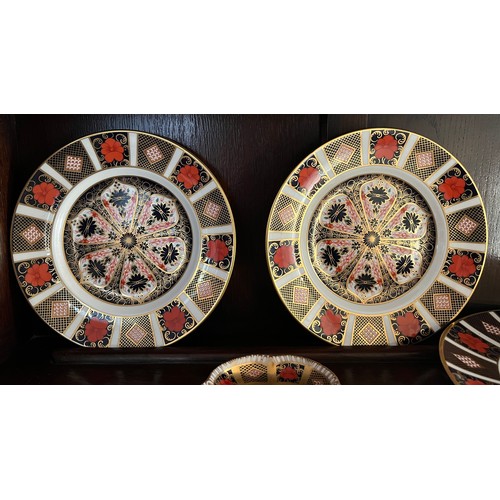 443 - Royal Crown Derby plates and a dish. 1 x 27cm d, 3 x 21.5cm d, 2 x 15.5cm d, dish 11cm d. (7)