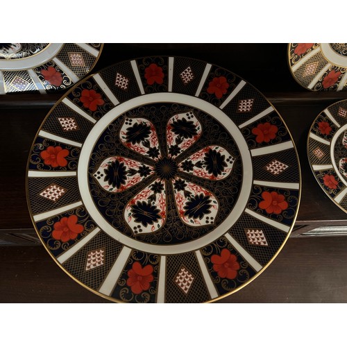 443 - Royal Crown Derby plates and a dish. 1 x 27cm d, 3 x 21.5cm d, 2 x 15.5cm d, dish 11cm d. (7)