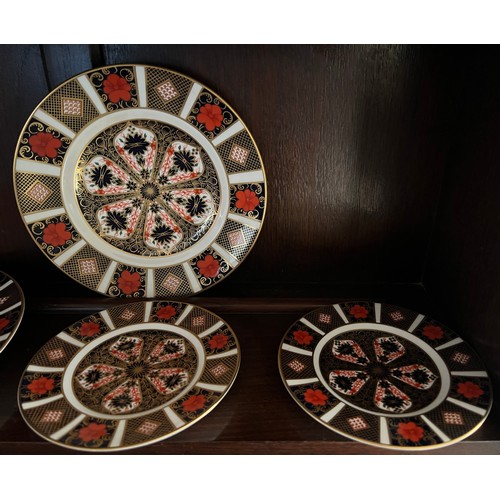 443 - Royal Crown Derby plates and a dish. 1 x 27cm d, 3 x 21.5cm d, 2 x 15.5cm d, dish 11cm d. (7)