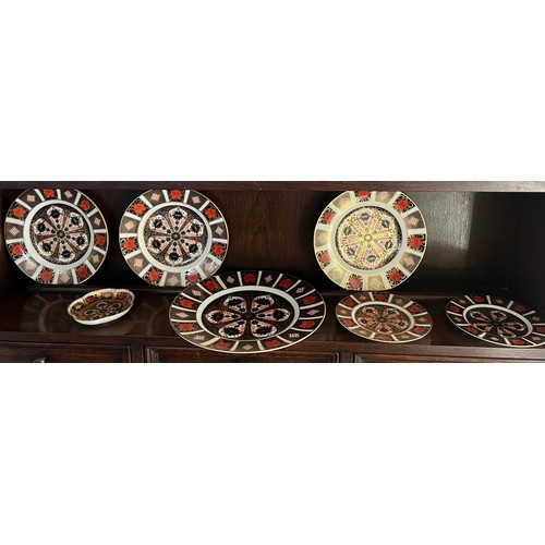 443 - Royal Crown Derby plates and a dish. 1 x 27cm d, 3 x 21.5cm d, 2 x 15.5cm d, dish 11cm d. (7)