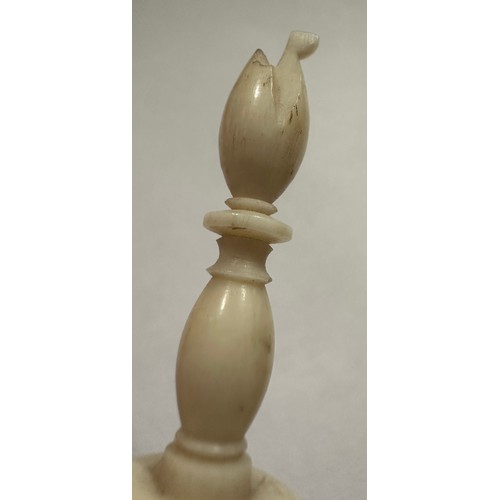 1396 - A 19thC bone chess set. Height of king 5.5cm.