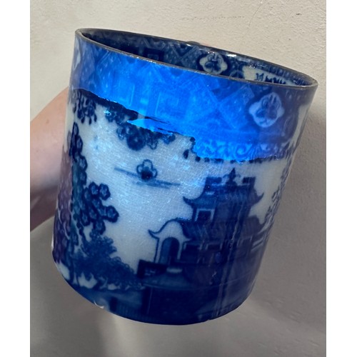 235 - A group of early 19th century blue and white transfer-printed chinoiserie pattern mugs, c. 1800-10. ... 