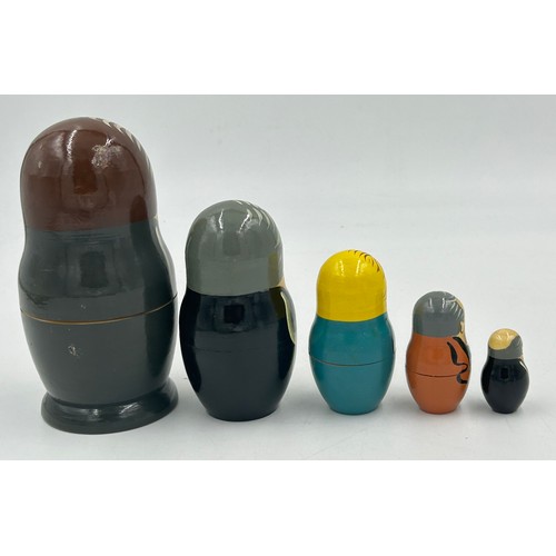 21 - A set of five Ckazka Matrioshka nesting dolls depicting British leaders. Tallest 15cm h.