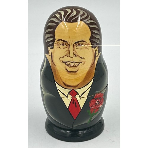 21 - A set of five Ckazka Matrioshka nesting dolls depicting British leaders. Tallest 15cm h.