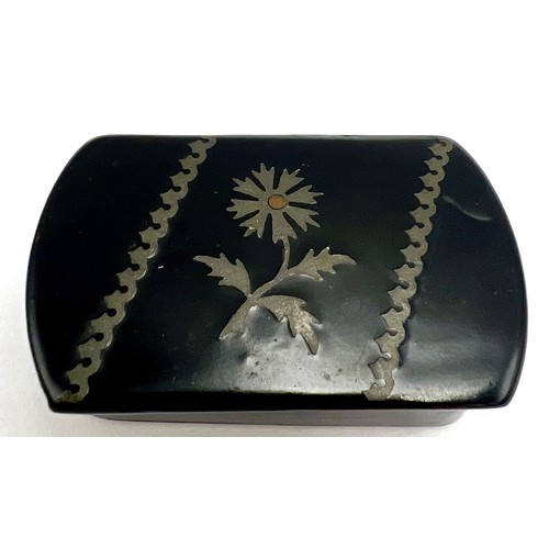 165 - A 19thC Scottish papier-mâché snuff box with pewter thistle inlay to top. 5cm x 3.5cm.