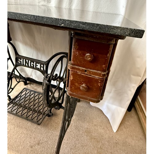 252 - A vintage Singer sewing machine base with two drawers to each side and a removable marble top. Top 9... 