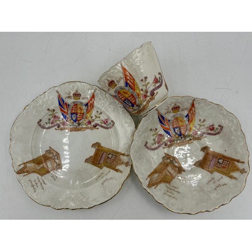 347 - Various ceramics, a Royal Crown Derby plate, 2451 pattern 2451 21.5cm d, four figurines from the Roy... 