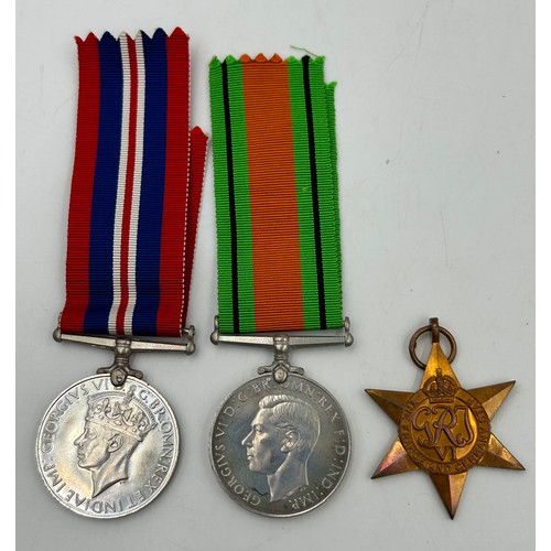 1002 - Medals and badges : a trio group of the 1914/1915 Star, George V British War medal, and Victory meda... 