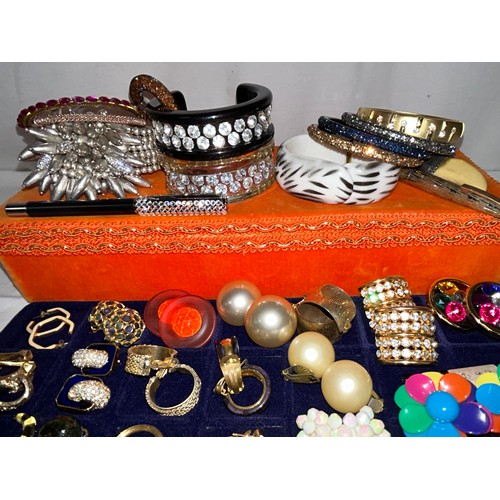 505 - Vintage costume jewellery, majority glamorous 70's /80's to include large clip on earrings, a Nour n... 