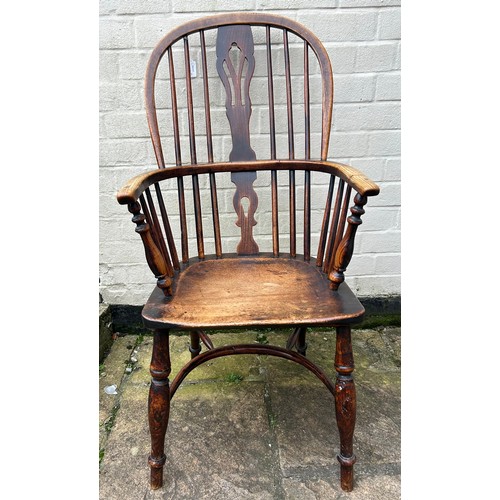 29 - A Windsor chair. 123cm h x 53cm w x 55cm d . Ht to seat 43cm.