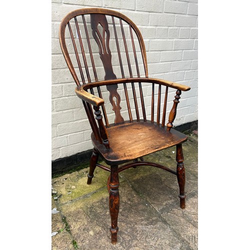 29 - A Windsor chair. 123cm h x 53cm w x 55cm d . Ht to seat 43cm.