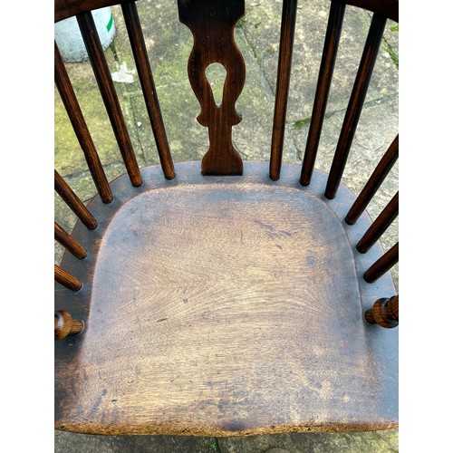 29 - A Windsor chair. 123cm h x 53cm w x 55cm d . Ht to seat 43cm.