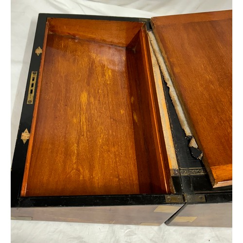 899 - A sewing box and contents, the interior with compartmentalised lift-out tray 25 x 17.5 x 12cm togeth... 