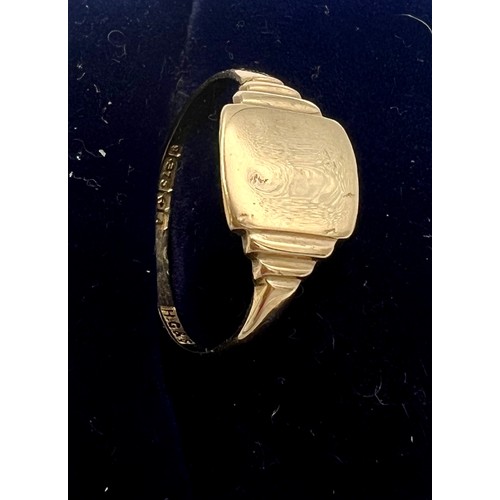 545 - A nine carat gold signet ring. Size J. Weight 1.1gm.