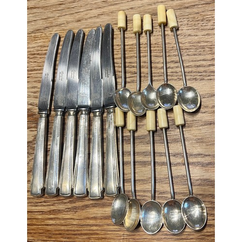 789 - Six dessert knives with silver handles, Sheffield 1934, maker CH Beatson, together with 10 teaspoons... 