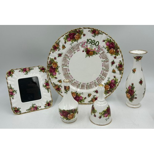 389 - Royal Albert Old Country Roses first quality to include, 6x cups and saucers, 6x cake plates, candle... 