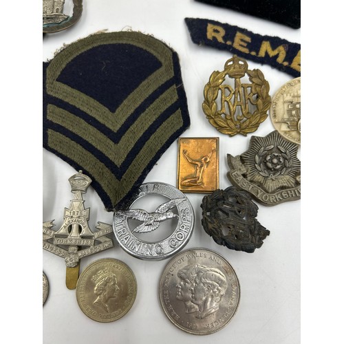 1004 - A selection of military badges in a Huntley and Palmers biscuit tin to include R.A.F beret badges, D... 