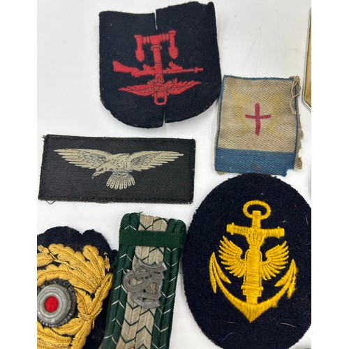 1004 - A selection of military badges in a Huntley and Palmers biscuit tin to include R.A.F beret badges, D... 