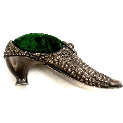 794 - An Edwardian novelty pincushion in the form of a shoe. 7cm l. Birmingham 1902, maker Adie & Lovekin ... 