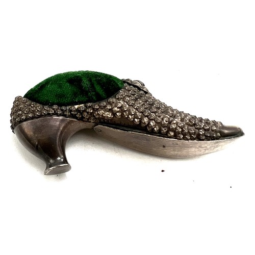 794 - An Edwardian novelty pincushion in the form of a shoe. 7cm l. Birmingham 1902, maker Adie & Lovekin ... 