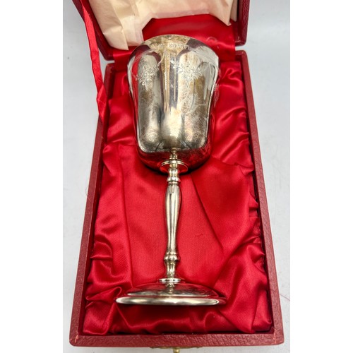 810 - Silver goblet Birmingham 1970, maker Charles S Green & Co Ltd. in fitted presentation case. Weight 1... 