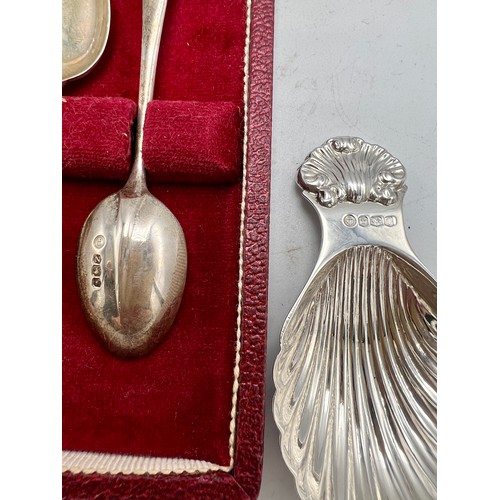 811 - A set of six boxed silver rattail coffee spoons. Sheffield 1967, maker Francis Howard Ltd together w... 