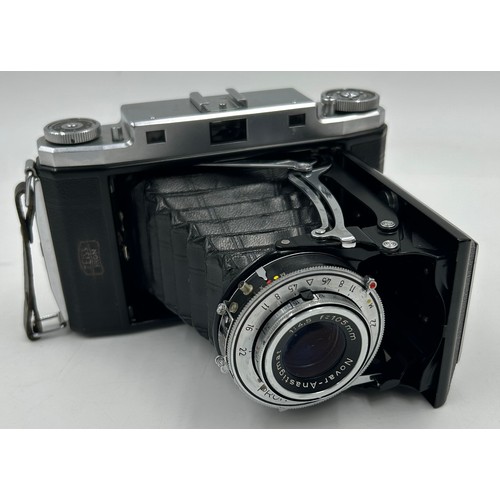 960 - Two vintage cameras to include a Zeiss Ikonta with f:105mm lens, original part case and a green lens... 