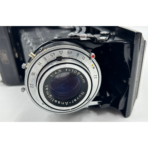 960 - Two vintage cameras to include a Zeiss Ikonta with f:105mm lens, original part case and a green lens... 