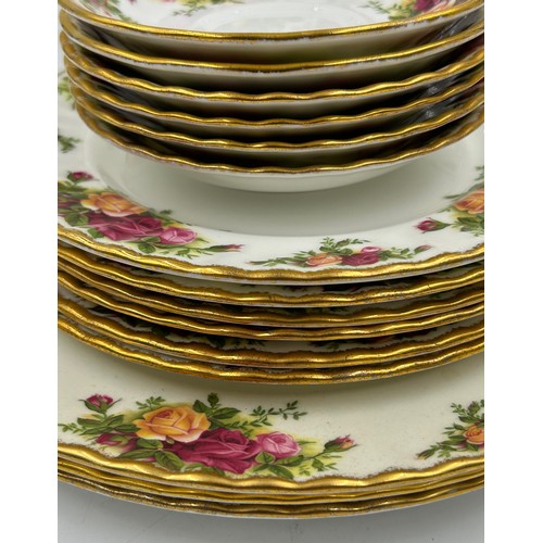 400 - Royal Albert Old Country Roses to include 4 x dinner plates 27cm, 6 x salad plates 20cm, 6 x saucers... 