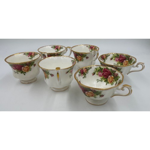 400 - Royal Albert Old Country Roses to include 4 x dinner plates 27cm, 6 x salad plates 20cm, 6 x saucers... 