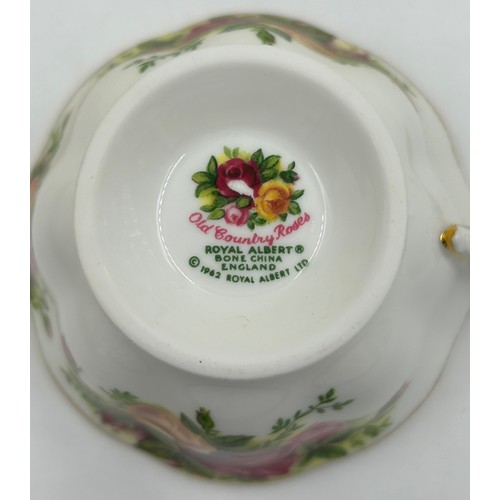 400 - Royal Albert Old Country Roses to include 4 x dinner plates 27cm, 6 x salad plates 20cm, 6 x saucers... 