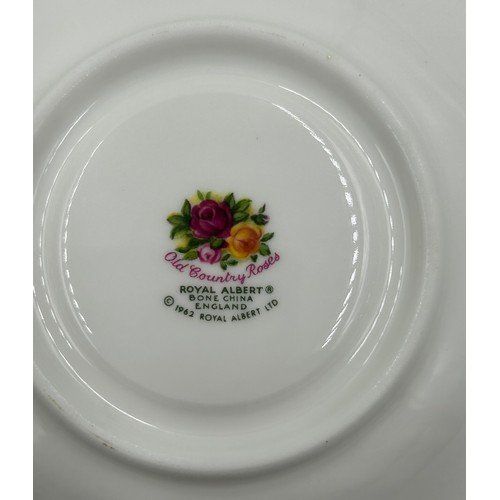 400 - Royal Albert Old Country Roses to include 4 x dinner plates 27cm, 6 x salad plates 20cm, 6 x saucers... 