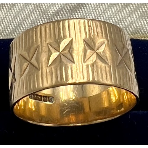 555 - A 9 carat old wedding band. size O, weight 4.6gm.