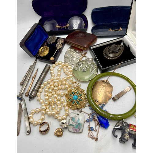 506 - A quantity of jewellery and miscellaneous items to include, 19thC mourning brooch, pince nez, Steiff... 