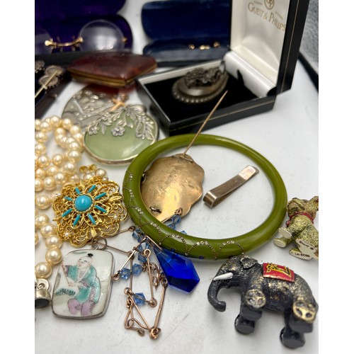 506 - A quantity of jewellery and miscellaneous items to include, 19thC mourning brooch, pince nez, Steiff... 