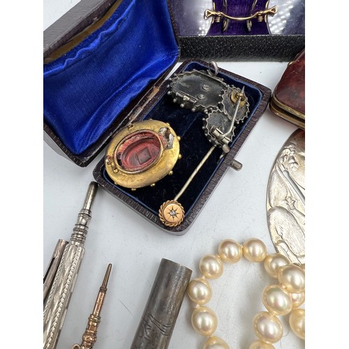 506 - A quantity of jewellery and miscellaneous items to include, 19thC mourning brooch, pince nez, Steiff... 