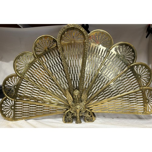 1190 - A vintage brass folding fan shaped fire guard, of peacock form, 63cm high x 95cm w extended together... 