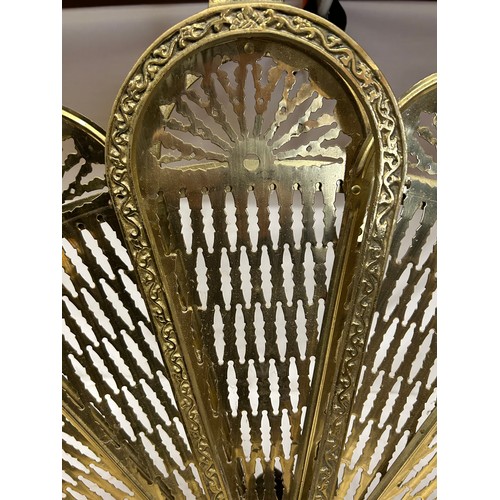 1190 - A vintage brass folding fan shaped fire guard, of peacock form, 63cm high x 95cm w extended together... 