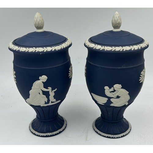 405 - Wedgwood to include a pair of blue Jasperware urn shaped lidded vases 21.5cm h, 4 x pink pin dishes,... 