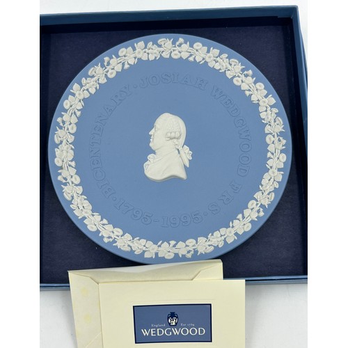 405 - Wedgwood to include a pair of blue Jasperware urn shaped lidded vases 21.5cm h, 4 x pink pin dishes,... 